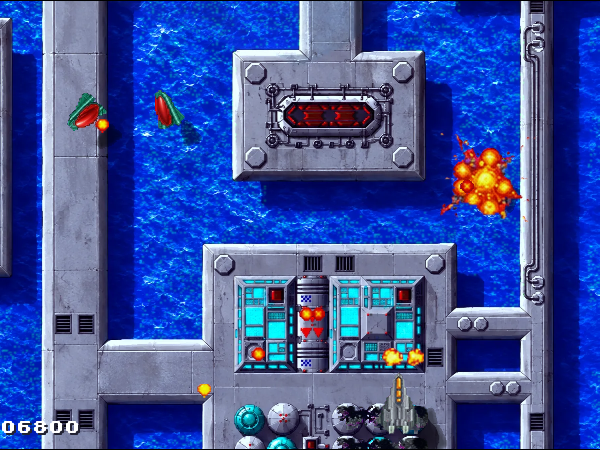 Sidewinder Remastered: the player's fighter over a gray fortress in blue water, two green enemy fighters at the upper left and an explosion at the right, with the score at the lower left